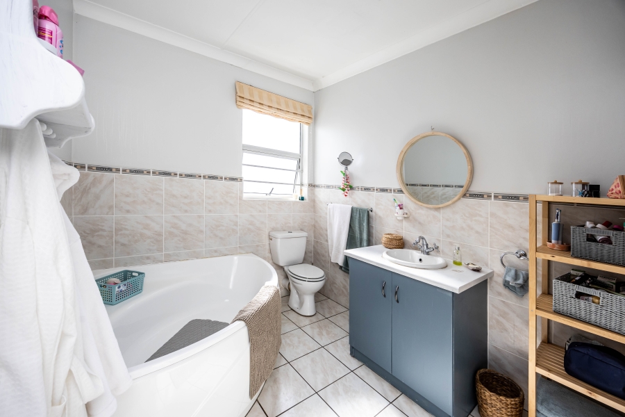 To Let 4 Bedroom Property for Rent in Kidds Beach Eastern Cape